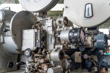 Ankara, Türkiye-2 Şubat 2020: Bit pazarında satılık eski film projektörü.