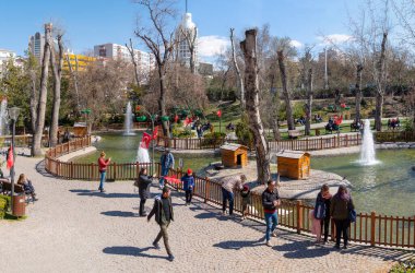 Ankara, Türkiye / 30 Mart 2019: Cankaya bölgesinde popüler bir yer olan Kugulu Parkı 'nda insanlar eğleniyor