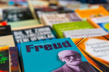 Ankara / Türkiye - Mart 01 2020: Sigmund Freud ile ilgili kitap bit pazarında