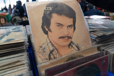 Ankara / Türkiye - Mart 01 2020: Türk müzisyen Orhan Cencebay 'in bit pazarındaki eski kaydı veya diski