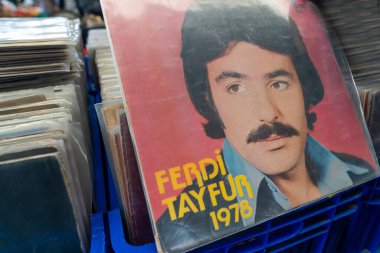 Ankara / Türkiye - Mart 01 2020: Türk müzisyen Ferdi Tayfur 'un bit pazarındaki eski kaydı veya diski