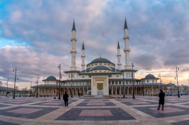 Ankara / Türkiye - 29 Şubat 2020: Millet Camii akşam saatlerinde Bestepe 'deki cumhurbaşkanlığı binasının hemen yanında