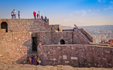 Ankara / Türkiye - 09 Ağustos 2018: Ankara Kalesi etrafında turistler