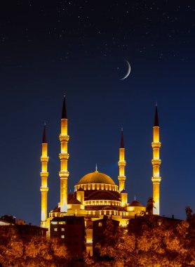 Bunların en büyüğü, hilal ve yıldızların altındaki Kocatepe Camii, Ankara, Türkiye