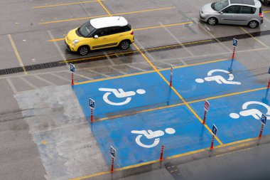 Ankara / Türkiye-22 Şubat 2020: Bir alışveriş merkezinde boş açık hava engelli araç parkı manzarası