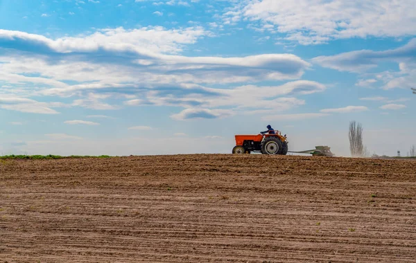Эмирдаг Турция Апреля 2020 Года Трактор Работает Поле Голубое Небо — стоковое фото