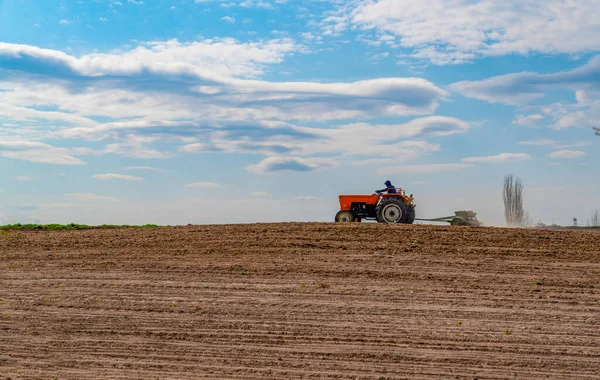 Emirdag Turquia Abril 2020 Trator Trabalhando Campo Céu Azul Segundo — Fotografia de Stock