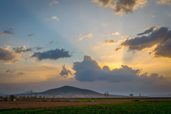 Dramatische Zwarte Rode Wolken Met Zonnestralen Adacale Heuvel Bij Zonsondergang — Stockfoto