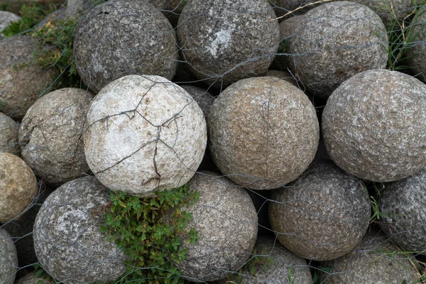 Núcleos Redondos Piedra Para Una Antigua Catapulta Apilada Una Pirámide —  Fotos de Stock