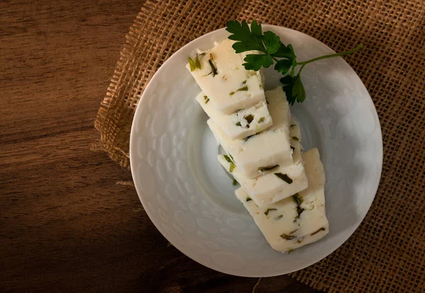 Нарезанный Травяной Сыр Подается Белой Тарелке — стоковое фото