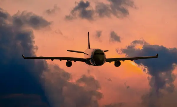 Silueta Avión Comercial Jetliner Volando Por Encima Las Nubes Dramáticas — Foto de Stock