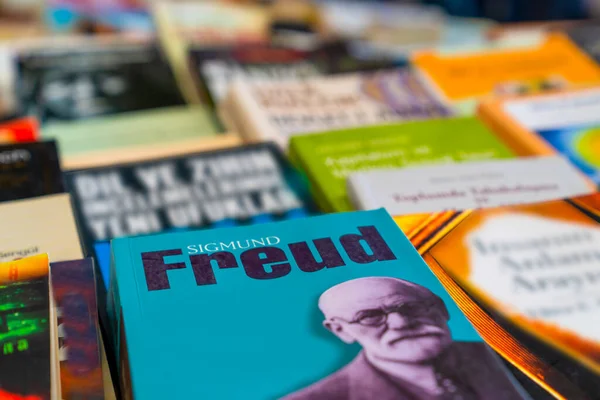 Ankara / Türkiye - Mart 01 2020: Sigmund Freud ile ilgili kitap bit pazarında