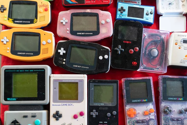 Ankara / Türkiye - Mart 01 2020: Bit pazarında taşınabilir oyun çocuğu konsolu