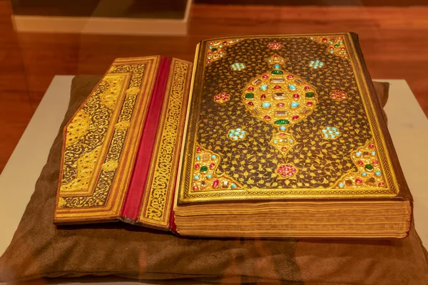 Cubierta Quran Viejo Con Piedra Colorida Adorno —  Fotos de Stock
