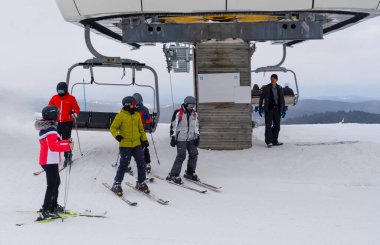 Ilgaz / Türkiye - 19 Ocak 2020: Sandalye kaldırma ve kayakçılar