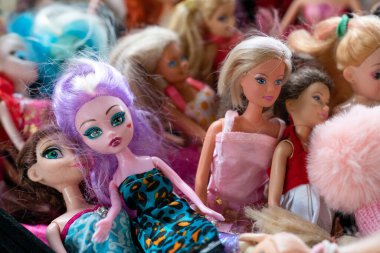 Ankara, Türkiye-5 Ocak 2020: Bit pazarındaki kadın plastik oyuncaklar, seçici odaklı.