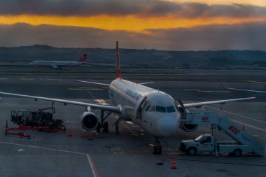 İstanbul / Türkiye - 03 Ekim 2019: İstanbul Havalimanı 'nda gün doğumunda havalimanı hizmetleri, operasyonlar ve taksi