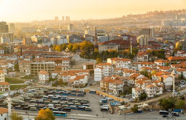 Ankara / Türkiye-03 Kasım 2019: Hacı Bayram camisi ve Bentderesi mahallesi gün batımında geleneksel Türk evleri
