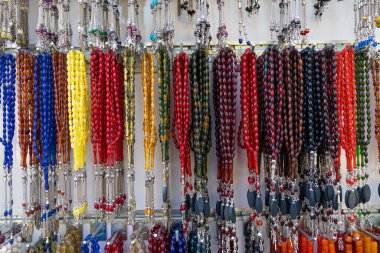 İstanbul, Türkiye 'de bir sokak dükkanında asılı kek ve boncuk manzarası