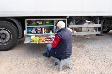 Kirikkale / Türkiye-27 Ekim 2019: Kamyon şoförü dinlenirken seyyar mutfağında yiyecek dolaplarıyla mola verdi