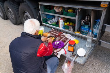 Kirikkale / Türkiye-27 Ekim 2019: Kamyon şoförü dinlenirken seyyar mutfağında yiyecek dolaplarıyla mola verdi