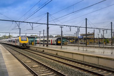 Brugge, Belçika - 11 Ekim 2019: Brugge İstasyonu işareti ve treni bekliyor.