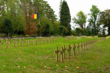 Dinant / Belçika - 10 Ekim 2019: Yeşil çimlerin üzerindeki asker mezarlığı