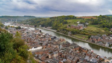 Meuse Nehri, Dinant, Belçika ile Dinant 'ın hava görüntüsü.