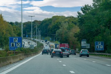 Brüksel, Belçika - 09 Ekim 2019: Brüksel çevresindeki otoyolda trafik