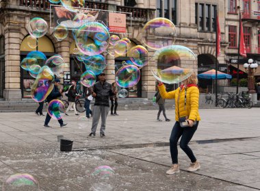 Gent / Belçika - 10 Ekim 2019: Belçika 'nın Doğu Flanders eyaletinin başkenti Gent' in merkez meydanında Adam İnsanlarla Büyük Sabun Baloncukları Yapıyor.