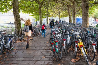 Gent / Belçika - 10 Ekim 2019: Gent-Sint-Pieters tren istasyonunun önündeki bisiklet parkı.
