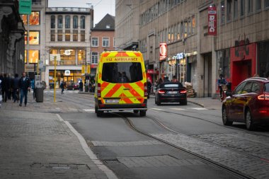 Antwerp / Belçika - 08 Ekim 2019: Bulanık bir sokakta acil durum ambulansı görüntüsü
