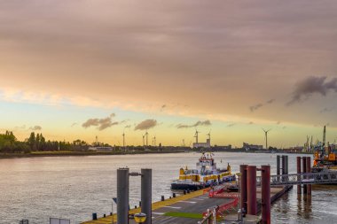 Antwerp, Belçika - 08 Ekim 2019 Antwerp Panoraması, nehir ve tekne manzarası, nehir kenarı