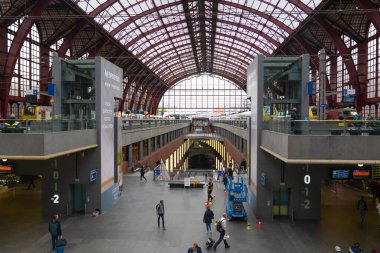 Antwerp / Belçika - 08 Ekim 2019: Demiryolu istasyonu Antwerpen Centraal Terminus