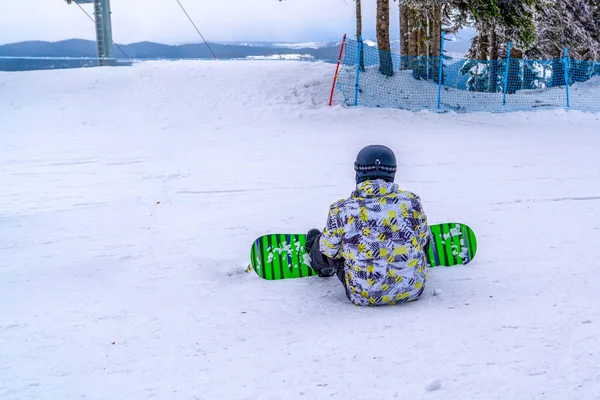 Widok Tyłu Snowboardzista Siedzi Relaksujące — Zdjęcie stockowe