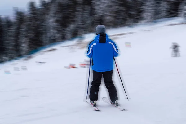 Вид Сзади Неузнаваемого Мужчину Ярком Лыжном Костюме Спускающегося Лыжах — стоковое фото