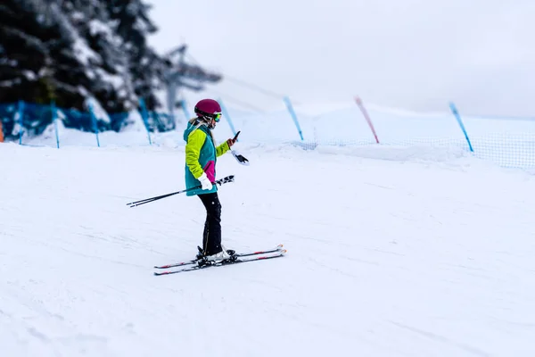 Vista Lejana Mujer Revisando Smartphone Durante Esquí — Foto de Stock
