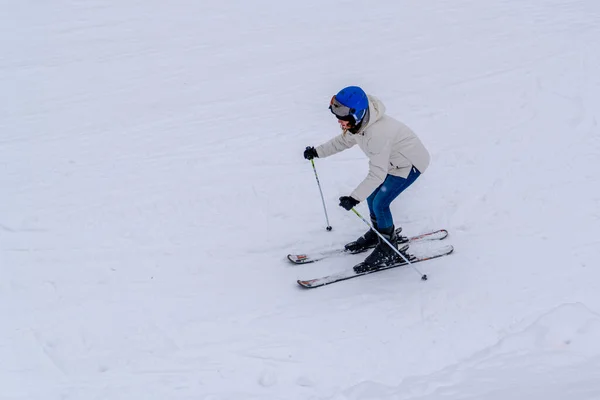 Esquís Una Chica Tela Blanca —  Fotos de Stock