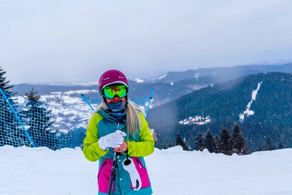 Ilgaz Turquía Enero 2020 Mujer Feliz Invierno Con Googles Esquí — Foto de Stock