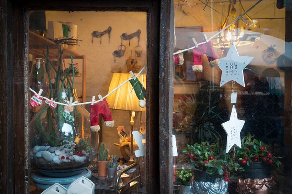 大気クリスマスの窓はまだ装飾 ろうそく ロッキング — ストック写真