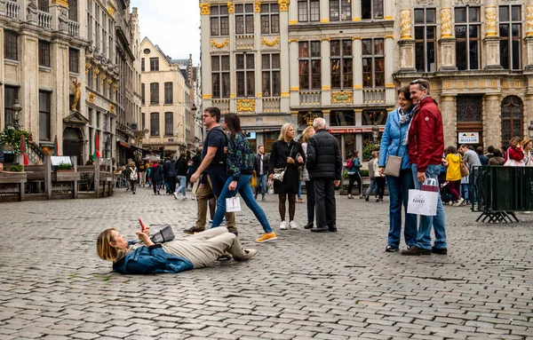 Brussels Belgium October 2019 Woman Tourist Taking Photo Her Friends — Stock Photo, Image