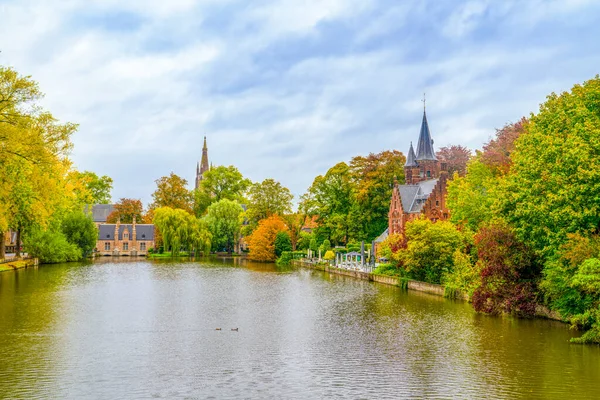 秋天在比利时布鲁日的爱湖畔的Minnewater城堡 — 图库照片