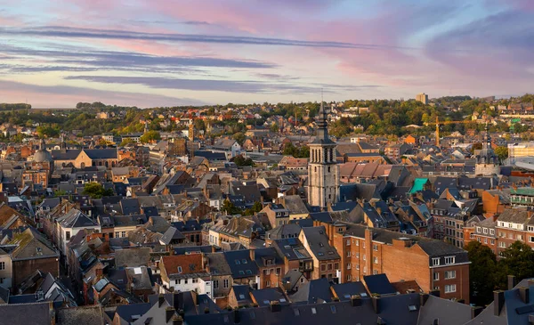 与比利时城堡的Saint Jean Baptiste Namur一起欣赏纳穆尔市全景 — 图库照片