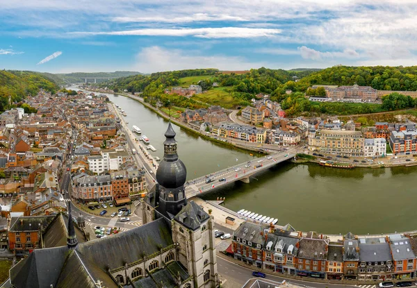美丽的城市餐厅 有教堂和桥梁 以萨克斯风闻名 比利时 — 图库照片