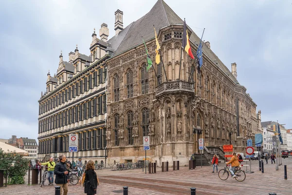 比利时 2019年10月10日 市政厅 Stadhuis 拥有许多不同侧面的立面 哥特式立面面对着霍格波特风格和文艺复兴风格 Botermarkt — 图库照片