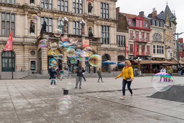 比利时根特 2019年10月10日 在比利时东佛兰德省省会根特市中心广场 人们正在制造巨大的肥皂泡沫 — 图库照片