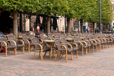 Haarlem / Hollanda - Ekim 06: 2019: Kahverengi koltukların arka planı. Dışarıda neredeyse boş koltuk var..