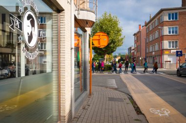 Brüksel, Belçika - 4 Ekim 2019: Brüksel 'de bir caddenin genel görünümü