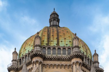 Saint Mary 's Royal Kilisesi' nin çatısı, Place de la Reine 'de bulunan bir Roma Katolik kilisesidir. Çatı yıldızlarla süslenmiş..