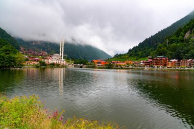 Türkiye 'nin Trabzon kentindeki Uzungol' un panoramik manzarası.